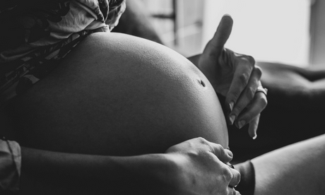 Ventre de femme enceinte grossesse gémellaire
