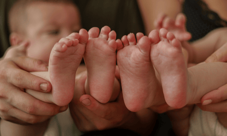 Pieds de deux jumeaux cote à cote